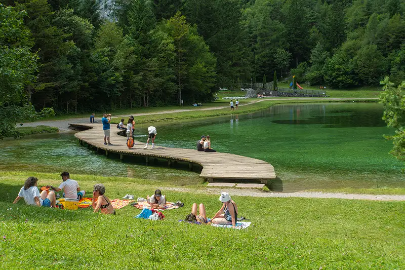 Hundezone und Holzsteg am Lago di Nembia